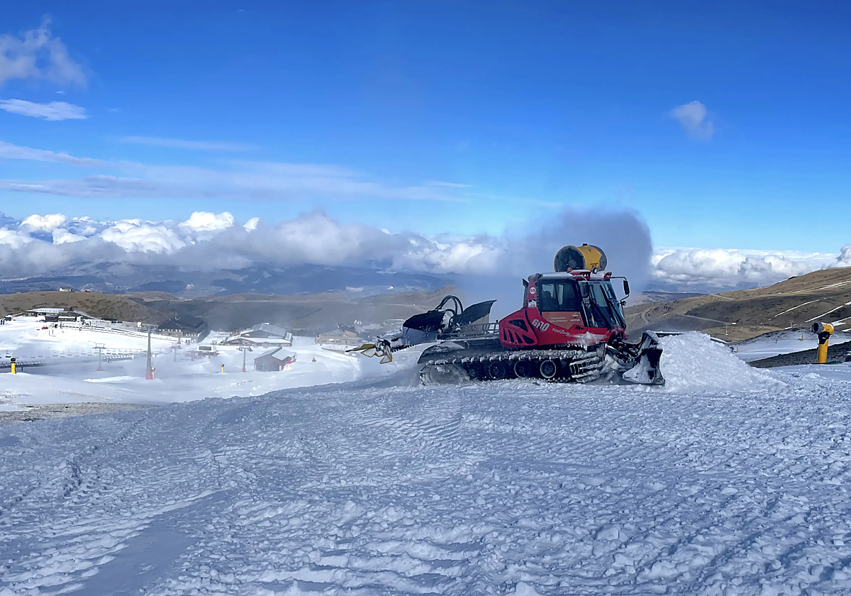 Preparación de las pistas en la zona de Borreguiles, algo imprescindible antes de la apertura