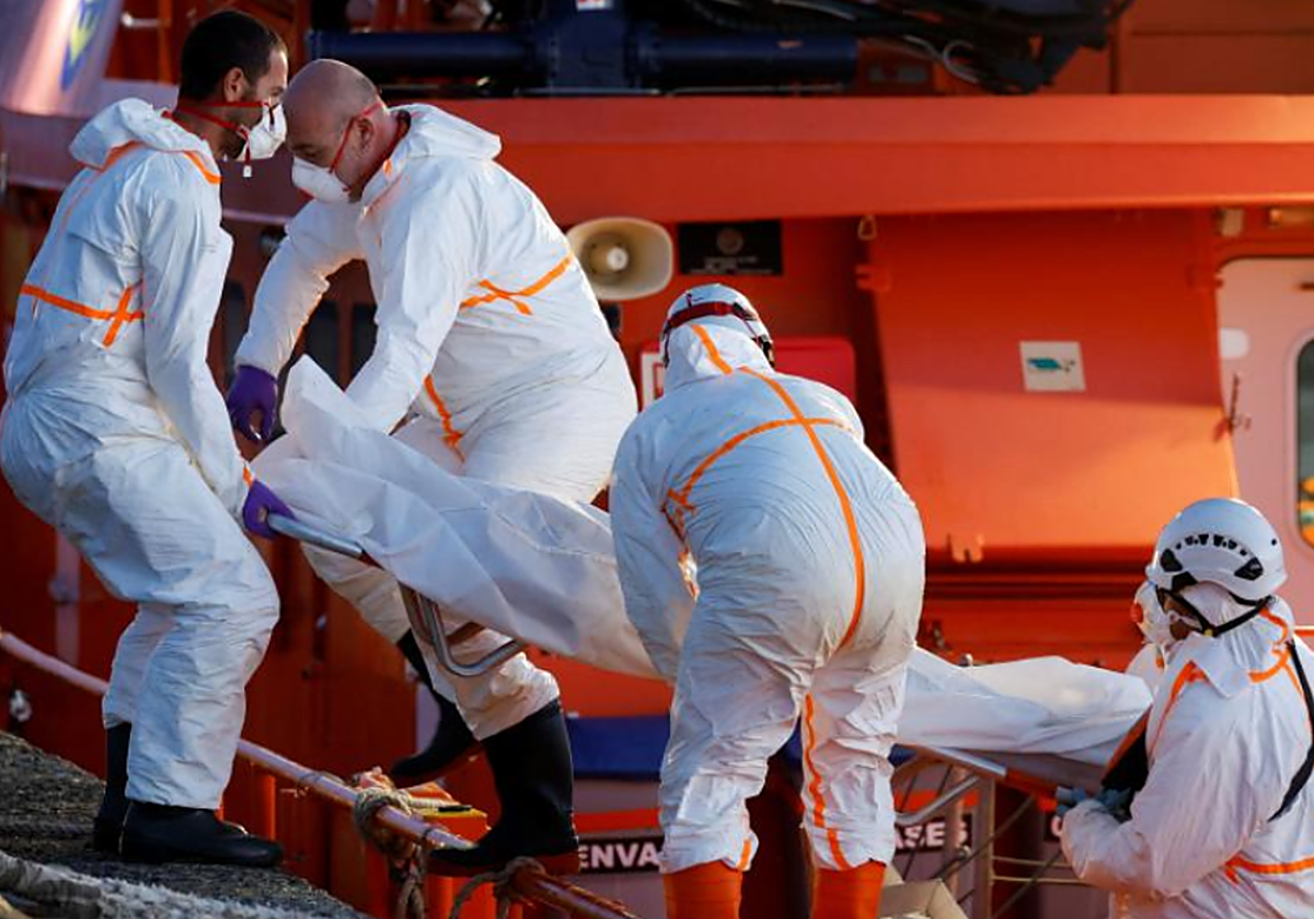 El cuerpo de un migrante fallecido en una patera, desembarcado en Gran Canaria