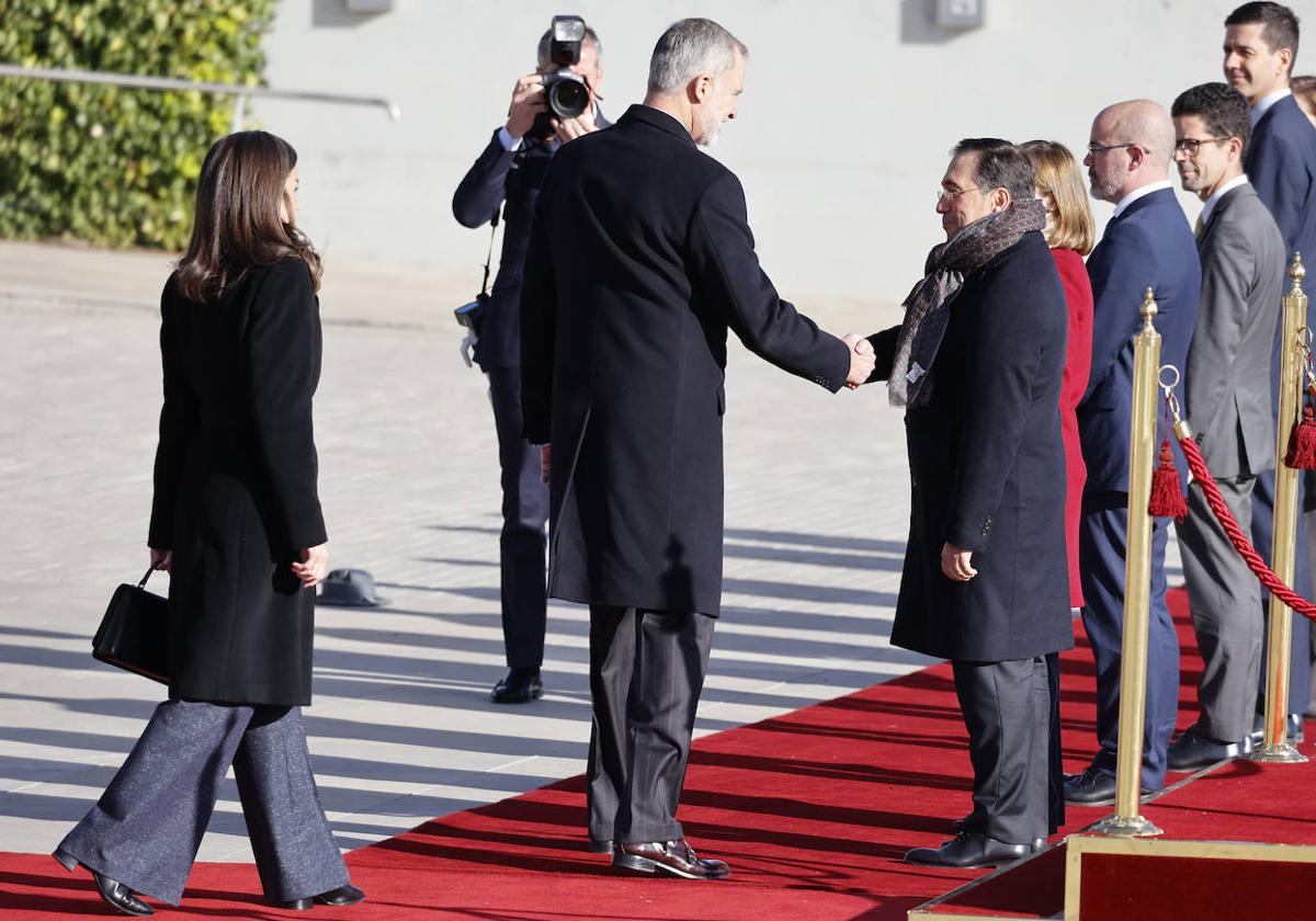 El Rey saluda al ministro de Asuntos Exteriores, José Manuel Albares, antes de partir viaje a Italia