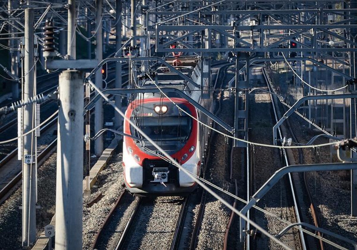 Imagen de un tren de cercanías de la red española