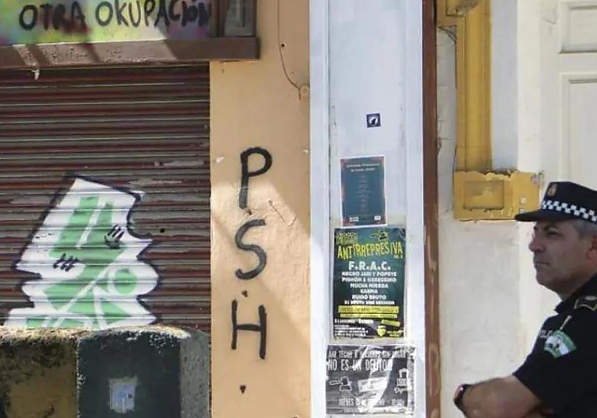 Okupa una casa de La Coruña y bloquean la pensión de la propietaria por dejar de pagar el agua de la vivienda