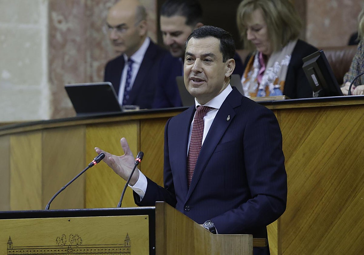 El presidente de la Junta, Juanma Moreno, durante su intervención en el Parlamento