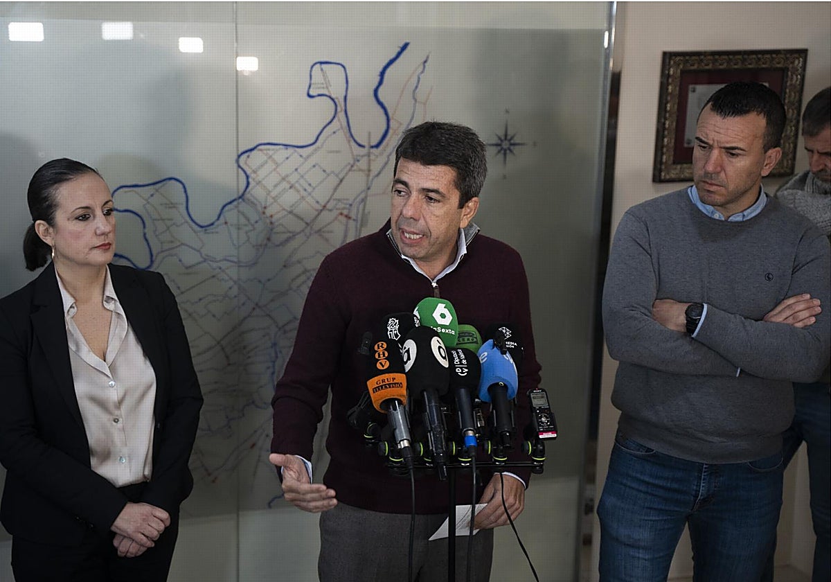 Carlos Mazón atiende a los medios este jueves tras asistir a la reunión para la reconstrucción de la agricultura valenciana