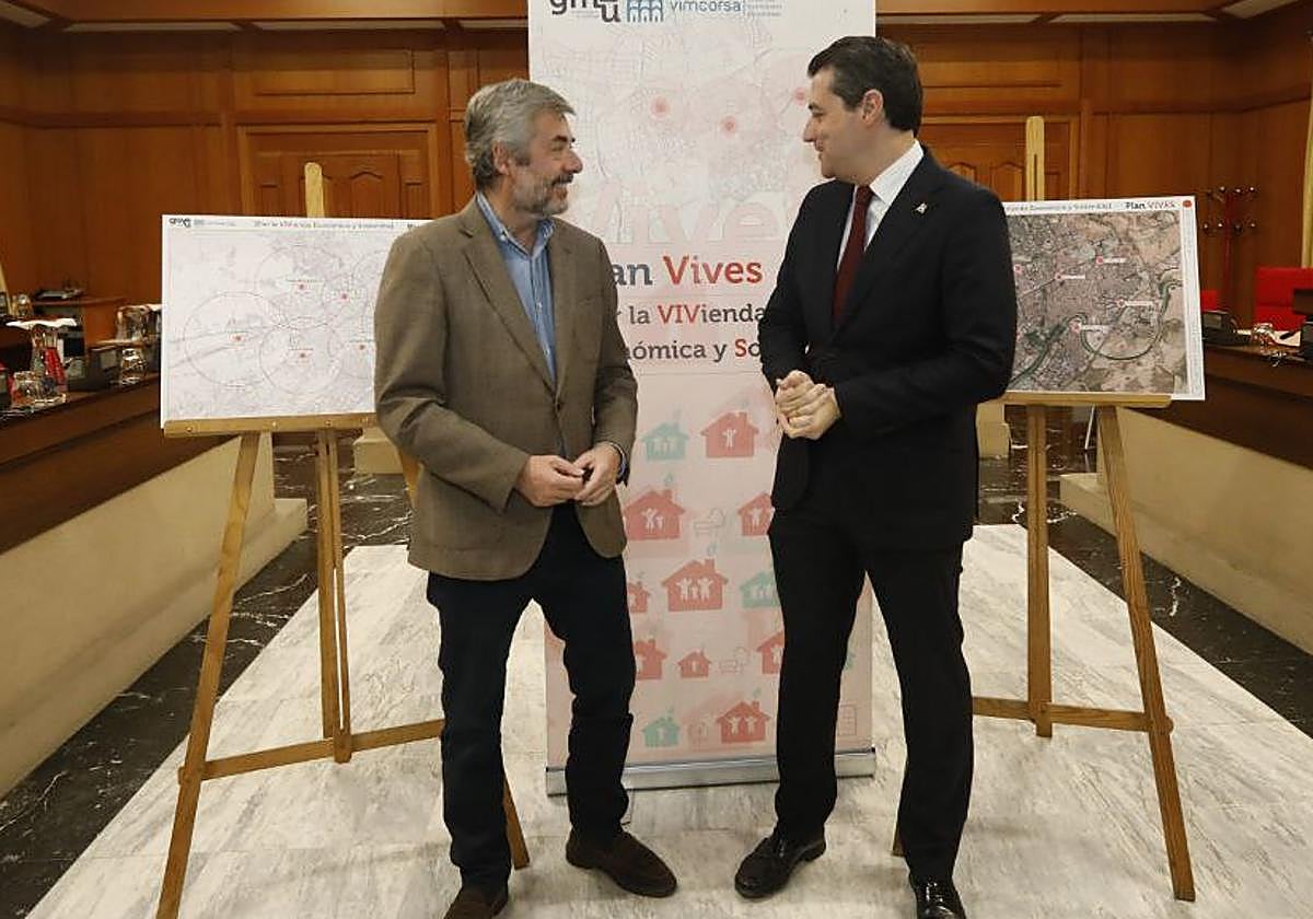 El alcalde y el edil de Urbanismo, durante la presentacion del plan 'Vives' de acceso a la vivienda