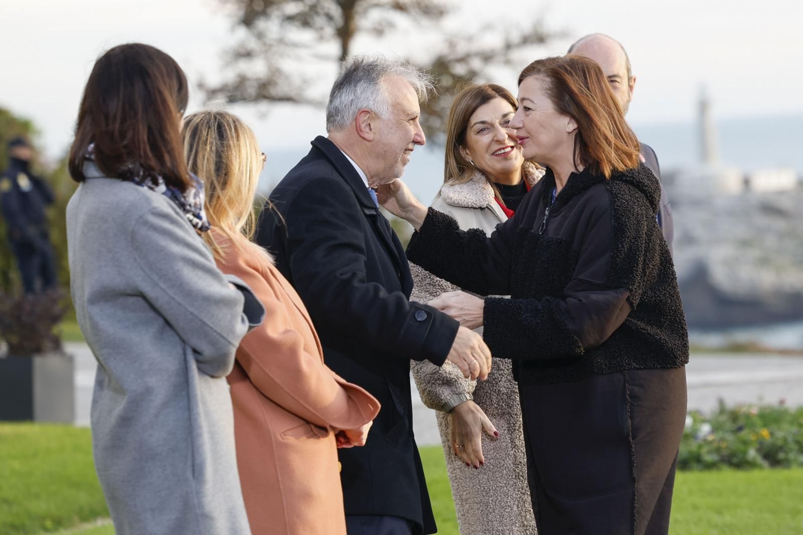 La presidenta de Cantabria, María José Sáenz de Buruaga (2d), junto al ministro de Política Territorial, Ángel Víctor Torres (3i), entre otros, dan la bienvenida a la presidenta del Congreso, Fancina Armengol (d)