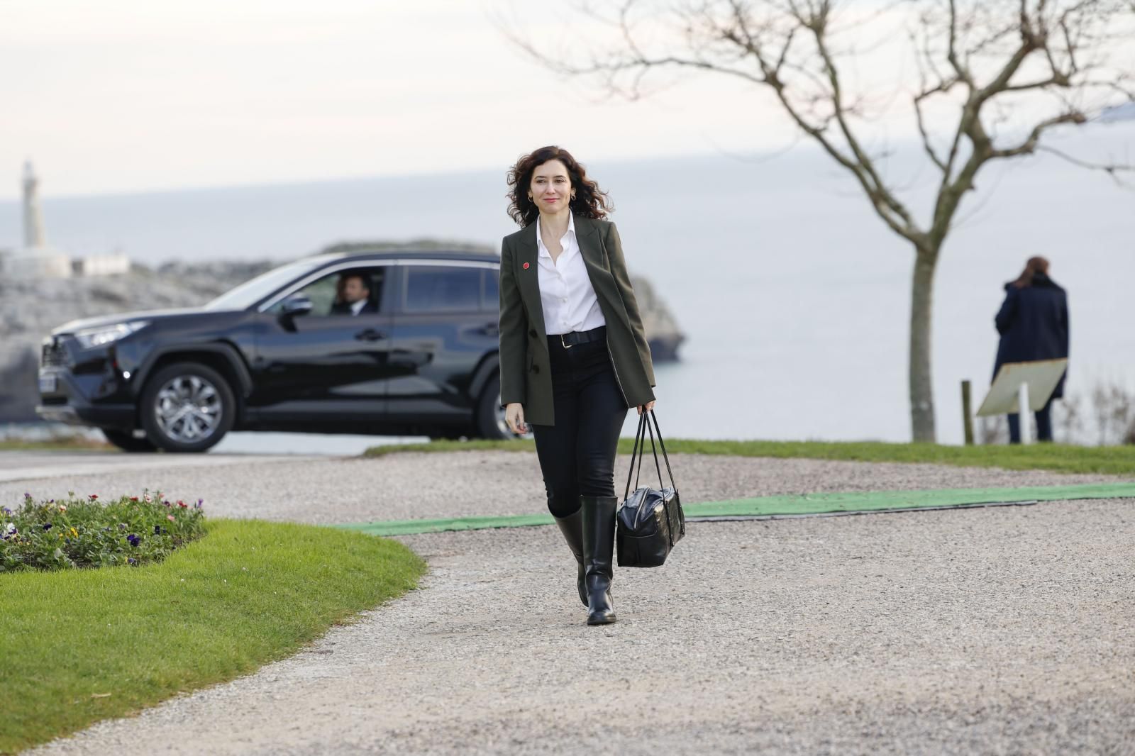 La presidenta de la Comunidad de Madrid, Isabel Díaz Ayuso, a su llegada al Palacio de la Magdalena de Santander para la XXVII Conferencia de Presidentes que se celebra este viernes.