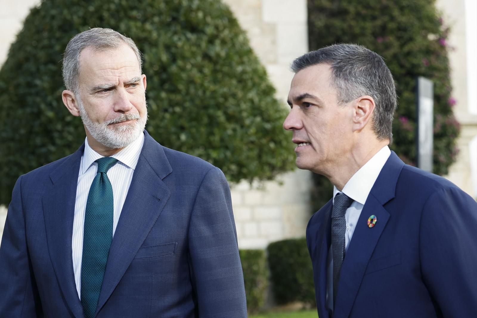 - El Rey Felipe VI y el presidente del Gobierno, Pedro Sánchez, conversan a su llegada al Palacio de la Magdalena de Santander