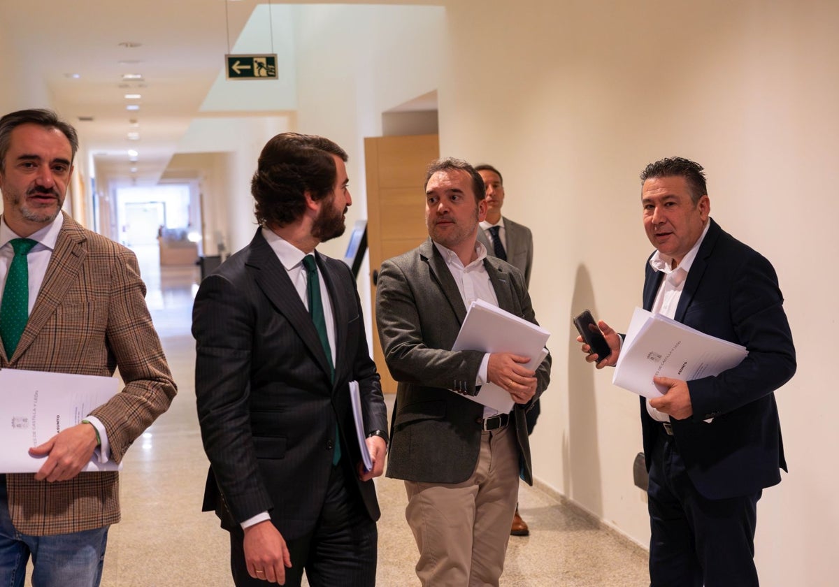 El portavoz del PP, Ricardo Gavilanes, junto al portavoz de UPL, Luis Santos, el portavoz de Vox, Juan García-Gallardo, y el procurador de Vox, David Hierro