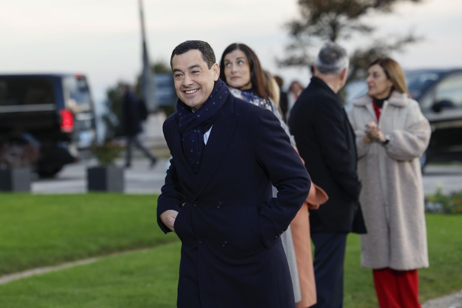 El presidente de Andalucía, Juanma Moreno a su llegada al Palacio de la Magdalena de Santander 