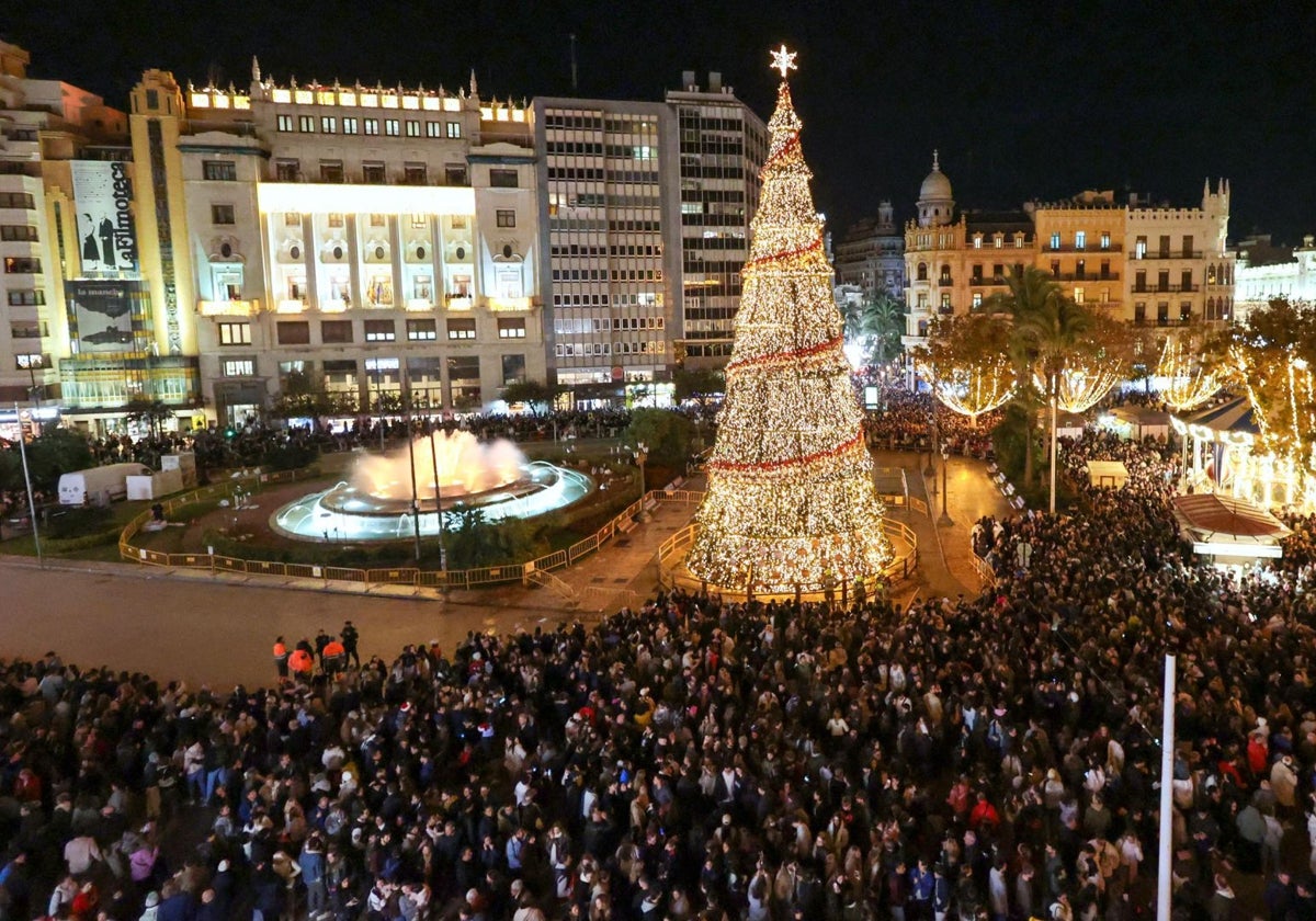 Imagen de la plaza del Ayuntamiento de Valencia en Navidad