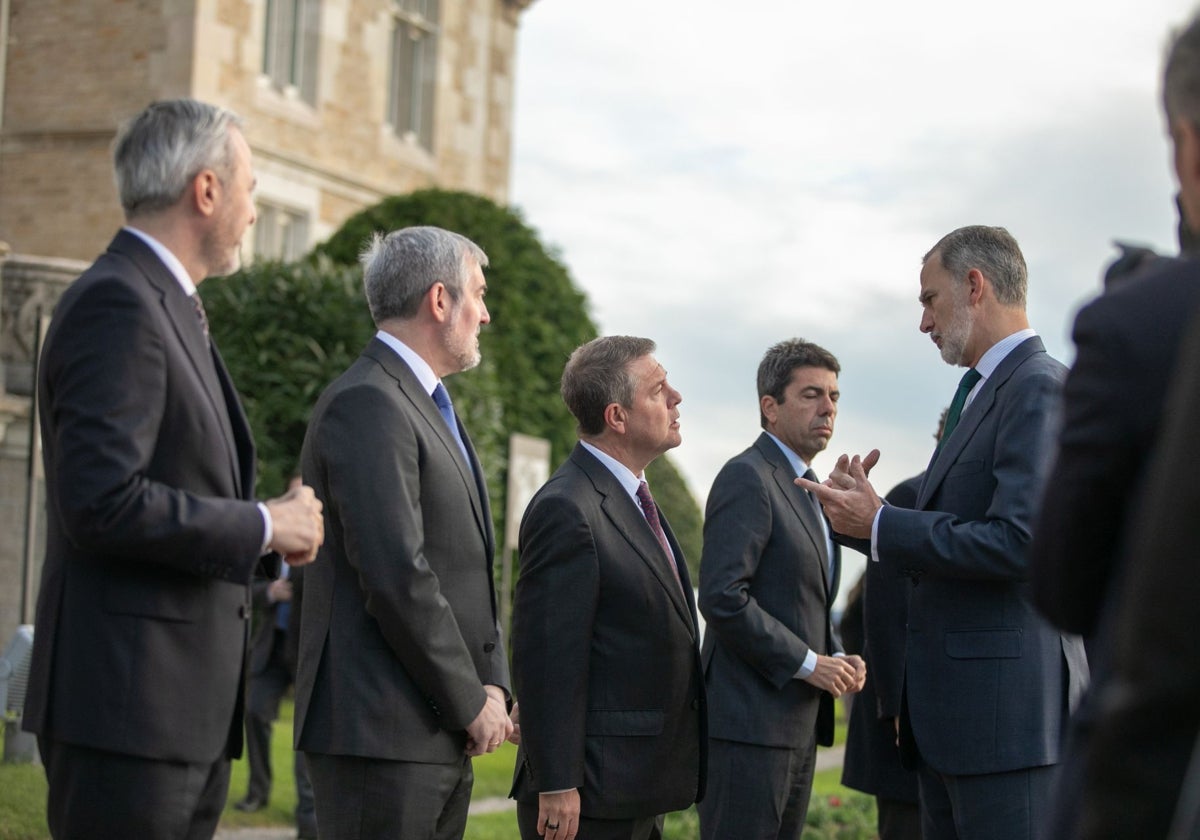 Page dialoga con el Rey antes de empezar la reunión