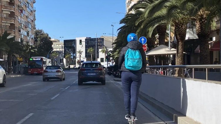 Muere un adolescente de 17 años atropellado en un patinete de noche y sin luces en Valencia