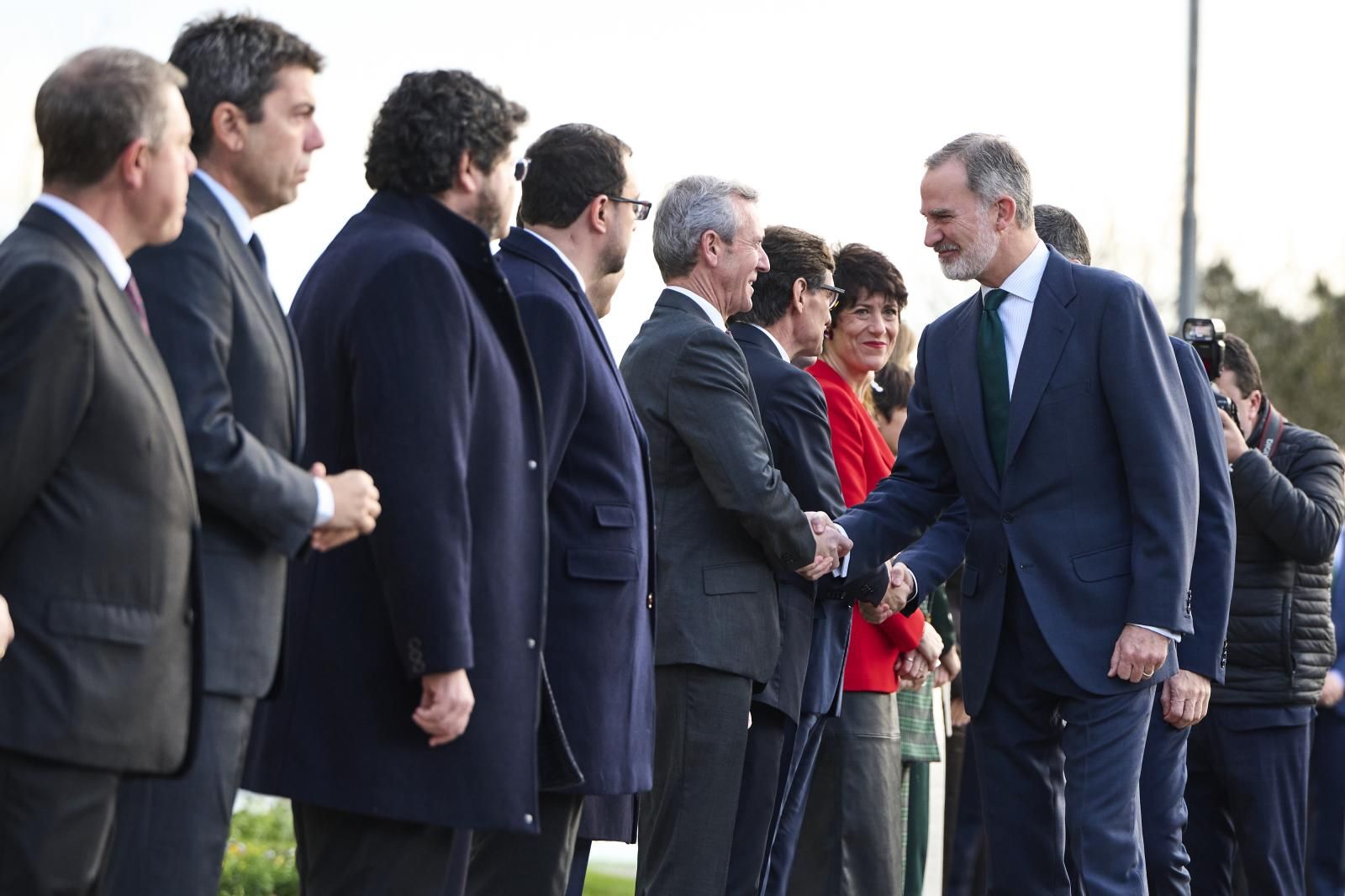 El Rey Felipe VI saluda a su llegada a la Conferencia de Presidentes que se celebra en Santander