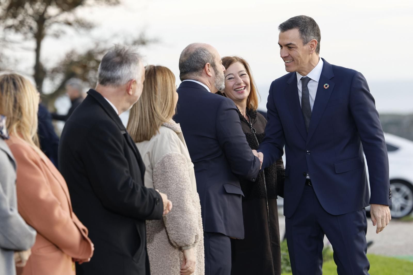 El presidente del Gobierno, Pedro Sánchez saluda a su llegada a la Conferencia de Presidentes