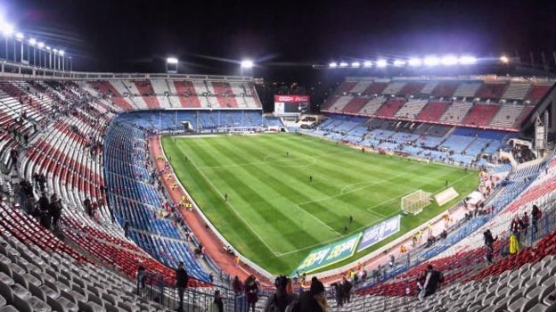 Imagen antes - El antiguo Vicente Calderón y el actual parque del Atlético de Madrid ubicado en su solar