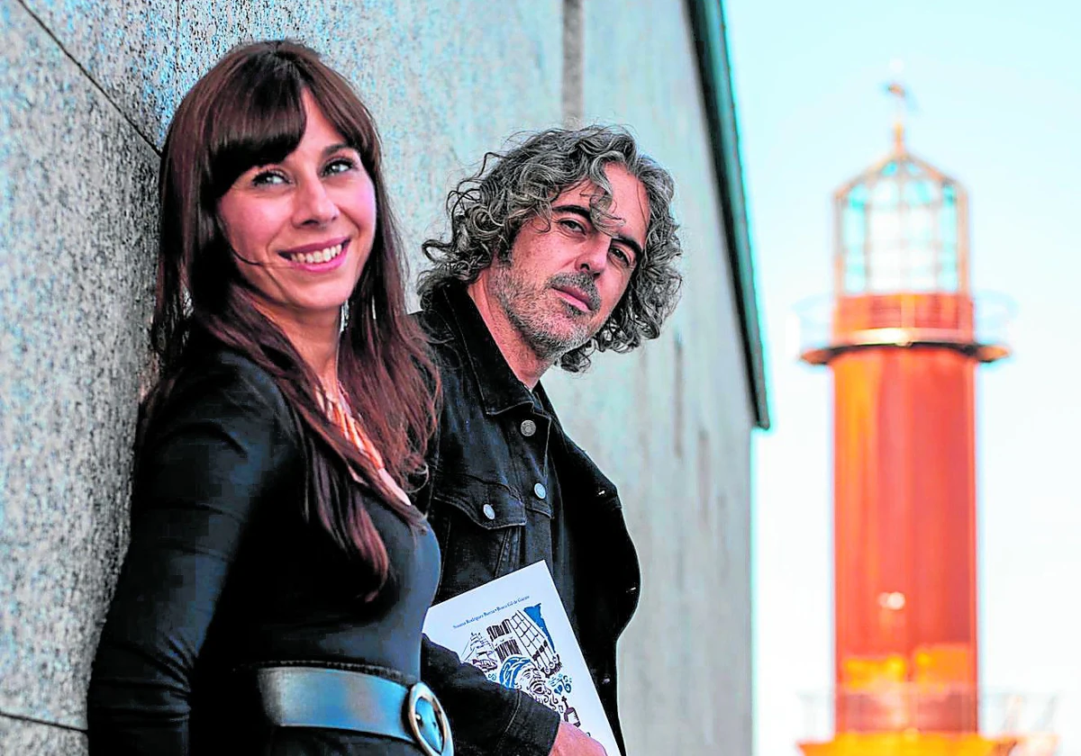 Susana Rodríguez Barcia y Bosco Gil, libro en mano