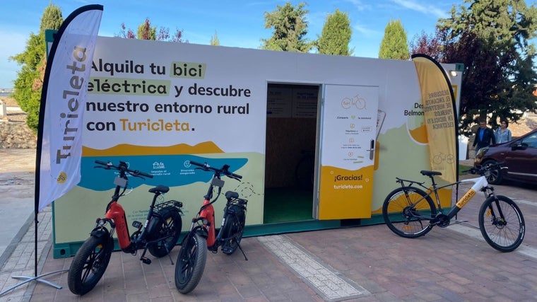 Expositor de Turicleta, proyecto de Ciudad Real que fomenta turismo responsable mediante el alquiler de bicicletas eléctricas