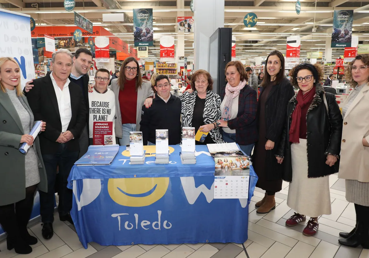 Autoridades con miembros de Down Toledo, asociación participante en las jornadas solidarias