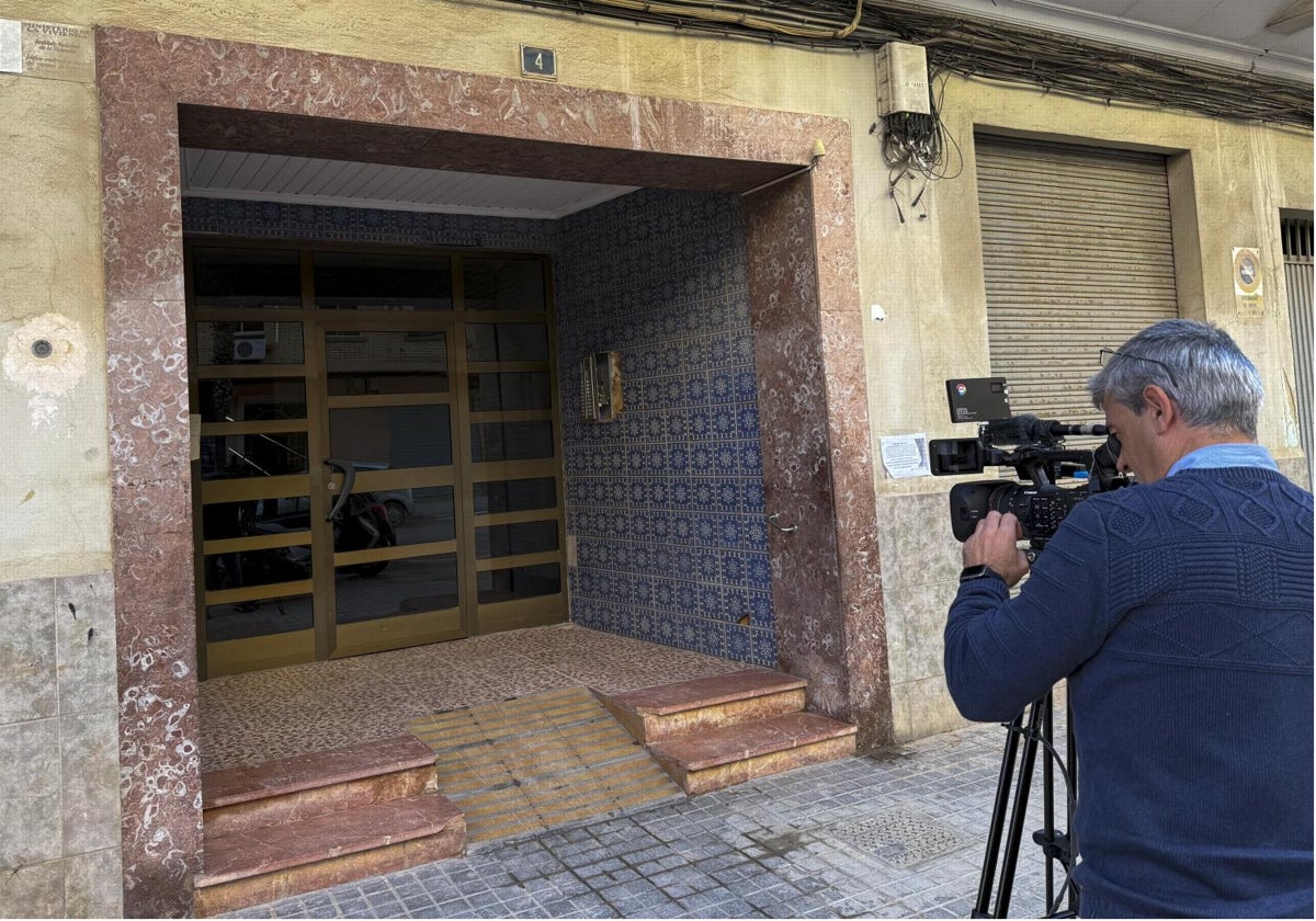 La portería del edificio donde la Policía Nacional ha detenido a un hombre de 63 años acusado de matar a un vecino de Alfafar