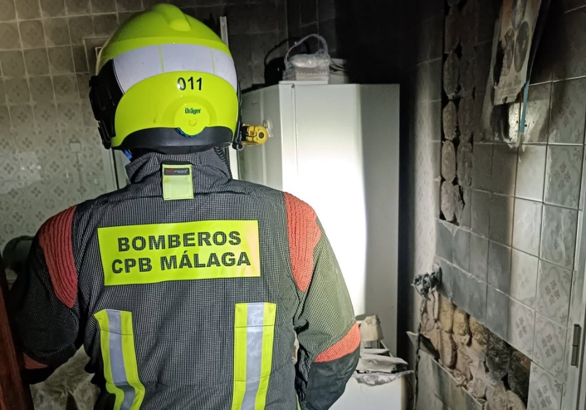 Bomberos del Consorcio de Málaga en un incendio en una vivienda