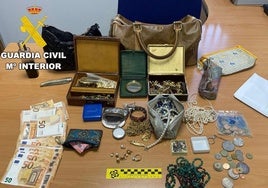 Roba 50.000 euros en joyas en una casa en El Bierzo compinchándose con la hija de sus víctimas, con la que salía