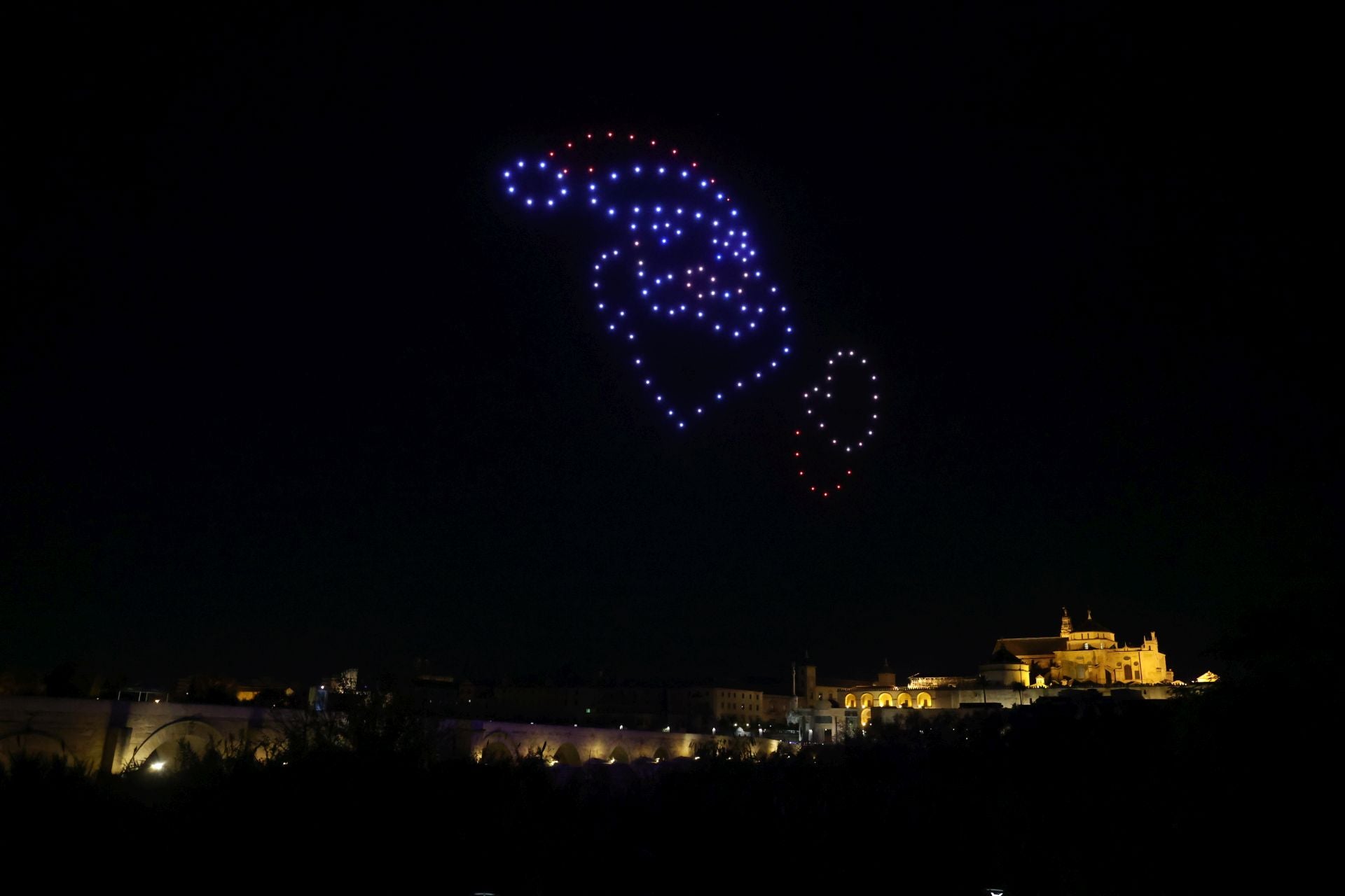 El deslumbrante espectáculo de drones en la Navidad de Córdoba, en imágenes