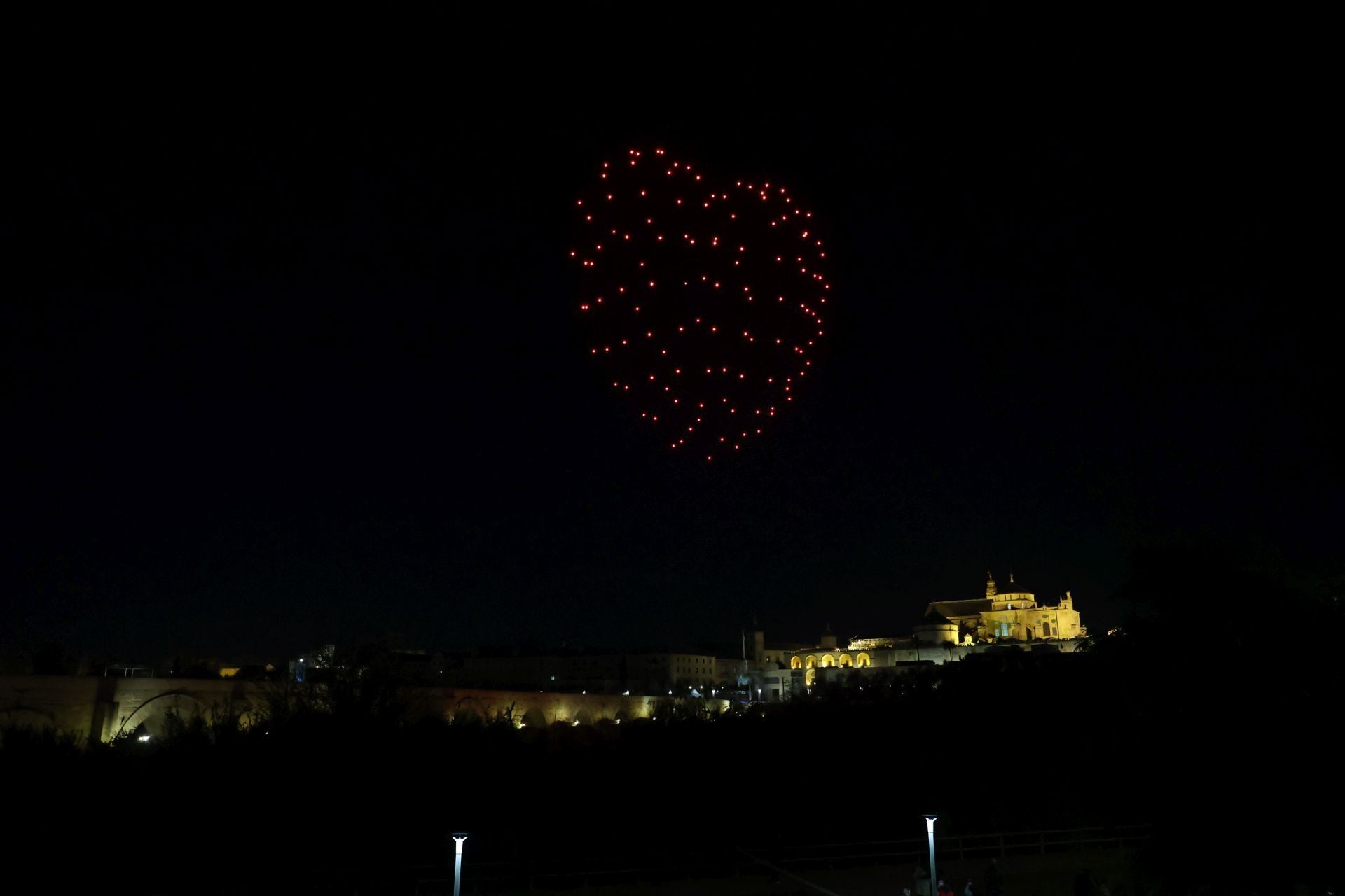 El deslumbrante espectáculo de drones en la Navidad de Córdoba, en imágenes