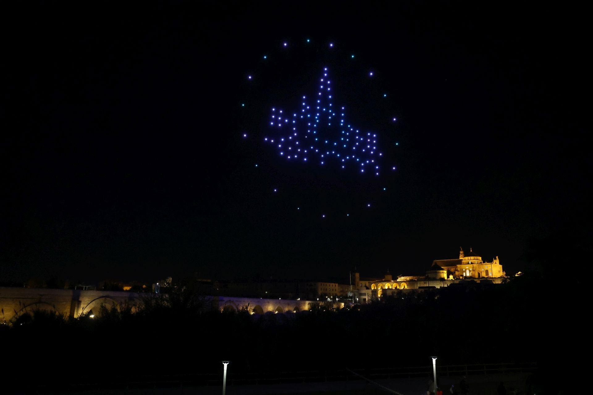 El deslumbrante espectáculo de drones en la Navidad de Córdoba, en imágenes