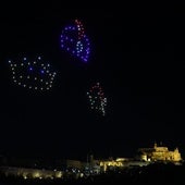 Los drones iluminan la Navidad de Córdoba en un espectáculo 'monumental'