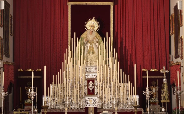 Imagen principal - En la imagen superior, el altar de cultos de la Esperanza con las nuevas credencias a modo de consolas. En la inferior izquierda, detalle de este estreno. A la derecha, la Esperanza luce la toca de sobremanto restaurada, ante la fachada del santuario del Carmen (San Cayetano), el domingo