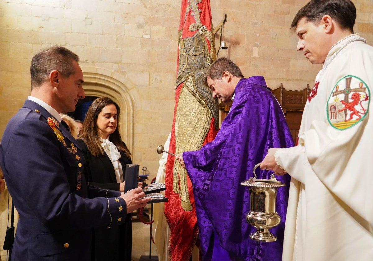 La cofradía entrega las distinciones de dama y caballero cofrades de honor a la presidenta de Diario de León, Adriana Ulibarri y al coronel director de la Academia Básica del Aire, Ignacio de Dompablo