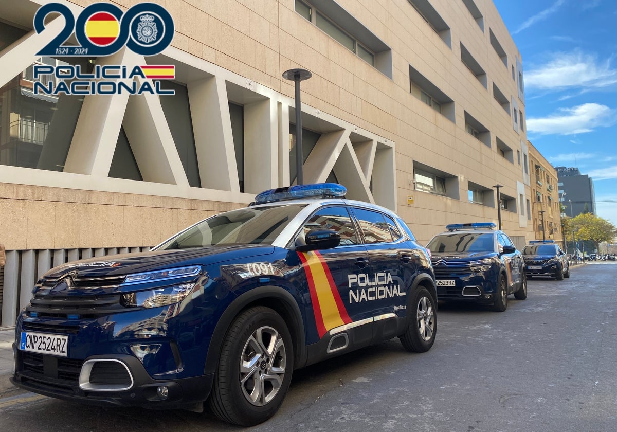 Vehículos de la Policía Nacional junto a la Comisaría provincial de Alicante