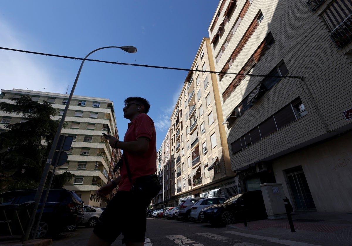 Un hombre transita entre dos bloques de viviendas en Córdoba