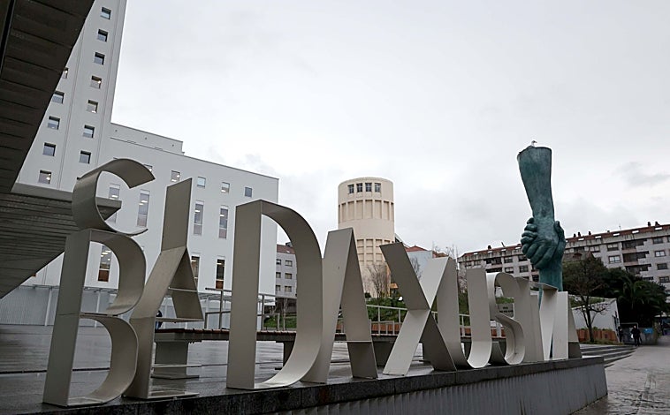 Imagen - Lesiones sufridas por el menor agredido. Abajo, Ciudad de la Justicia de Vigo