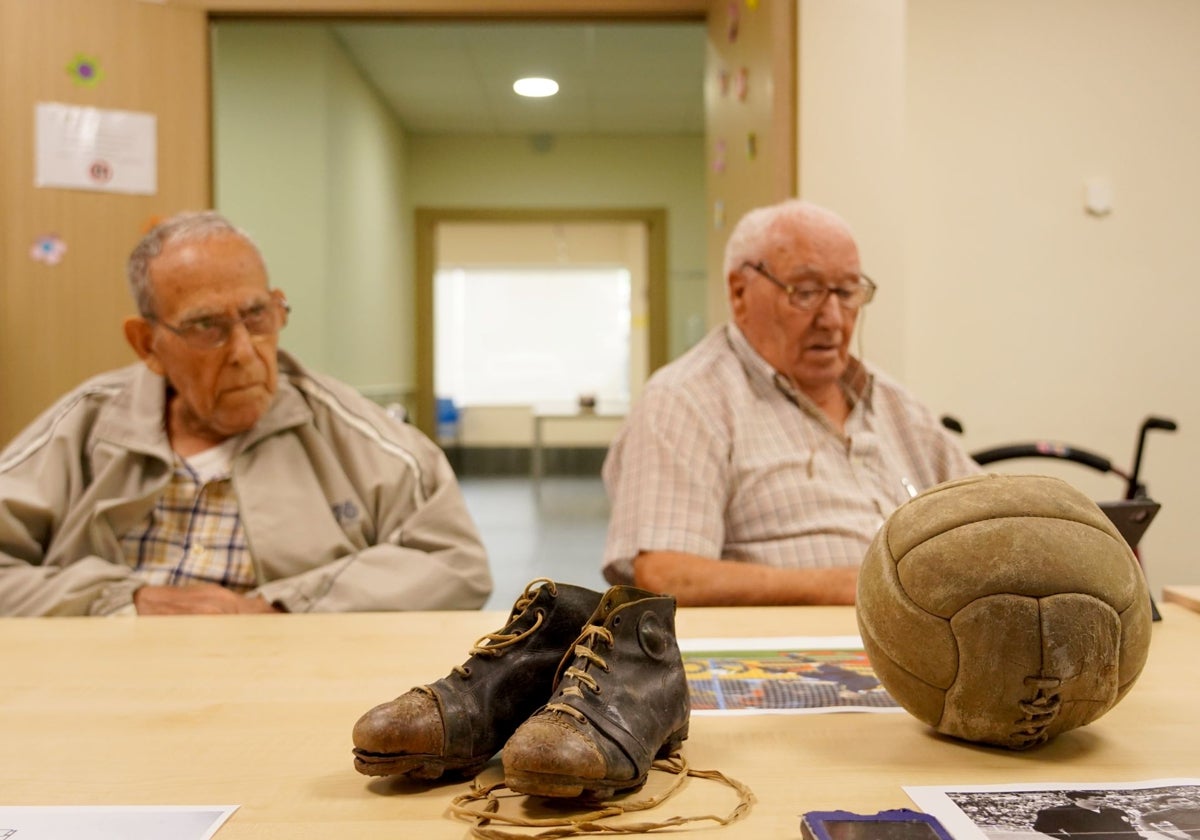 Taller de personas mayores para ejercitar los recuredos en la residencia Domus Vi de Arroyo de la Encomienda (Valladolid)