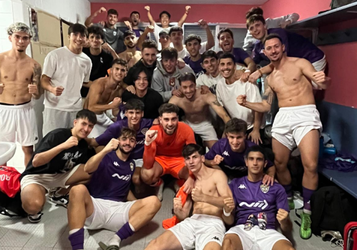 Jugadores del filial del Deportivo Guadalajara celebrando su victoria en los vestuarios