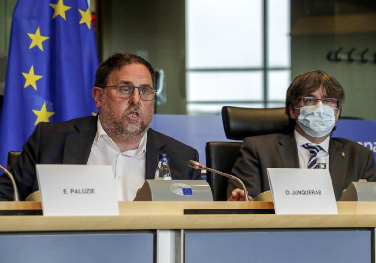 Oriol Junqueras y Carles Puigdemont, en 2022, en una rueda de prensa desde el Parlamento Europeo