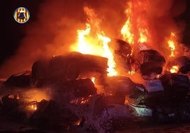 De la riada al fuego: un incendio calcina coches amontonados tras la dana en Valencia