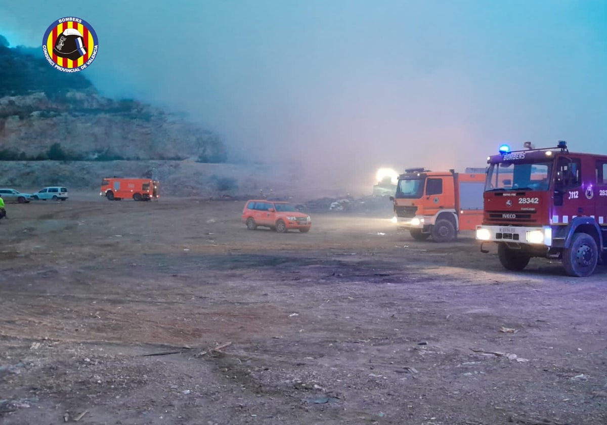 Imagen de los trabajos de bomberos en el vertedero incendiado de Alberic