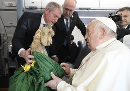 El Papa recibe un ángel de una parroquia de Picanya destrozado por la DANA: «El sufrimiento y el trabajo de nuestro pueblo son signo de oración»