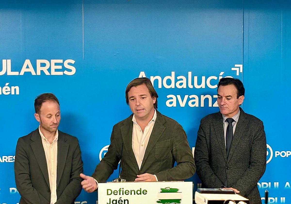 Antonio Repullo, secretario general del PP, con el Erik Domínguez y Agustín González