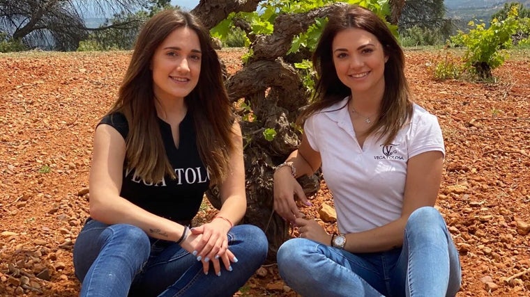 Rocío y Mariluz Tolosa, hijas de Juan Miguel Tolosa -responsable del proyecto- y artífices de Capricho DiVino Bobal Brut Nature 2022