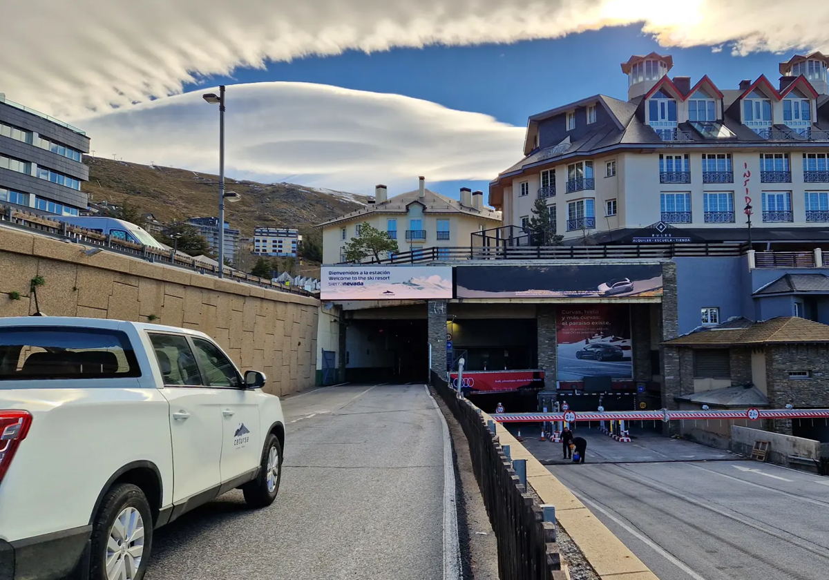 Entrada al aparcamiento subterráneo bajo la Plaza de Andalucía