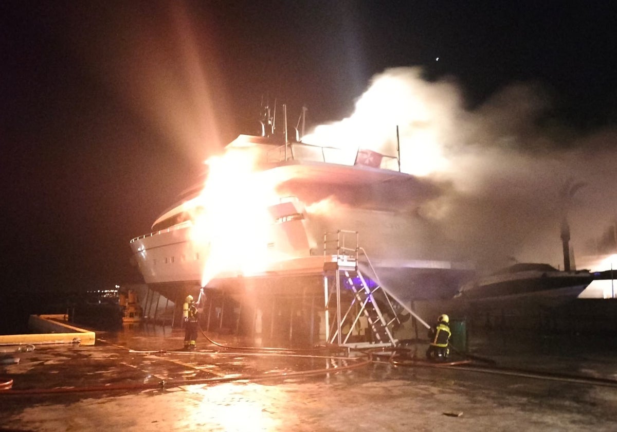 Los bomberos tratan de extinguir las llamas en el yate