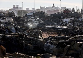 El Gobierno cuestiona a la Generalitat tras el incendio de una campa con coches dañados por la DANA en Valencia