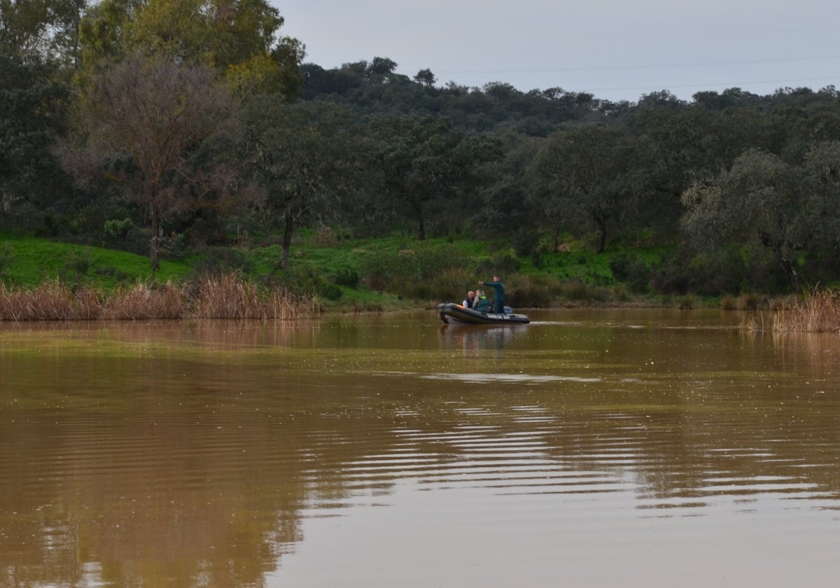 Una zodiac de la Guardia Civil durante una de las inpsecciones oculares del lago de l campo de maniobras donde sucedieron los hechos