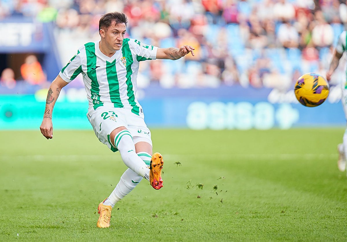 Carracedo centra el balón durante un partido a domicilio en Segunda