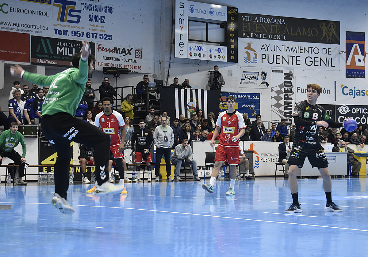 El Ángel Ximénez Puente Genil realiza un disparo a puerta