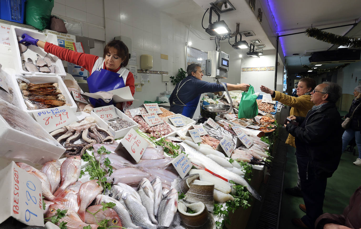 Las compras para las comidas de Navidad en Córdoba, en imágenes