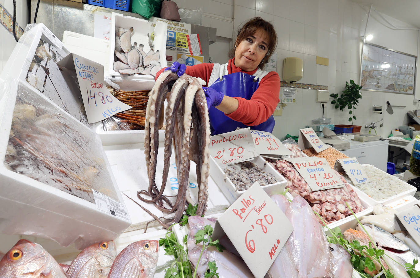 Las compras para las comidas de Navidad en Córdoba, en imágenes